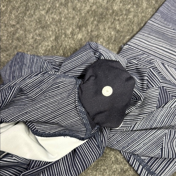 Lululemon Athletica Gray Leggings with Dynamic Design - Picture 5 of 5